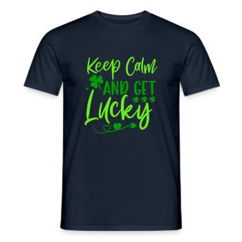 Bleiben Sie ruhig und haben Sie Glück am St. Patrick's Day - Männer T-Shirt - Navy - Vorne - AI Model Male 178 light (178cm)