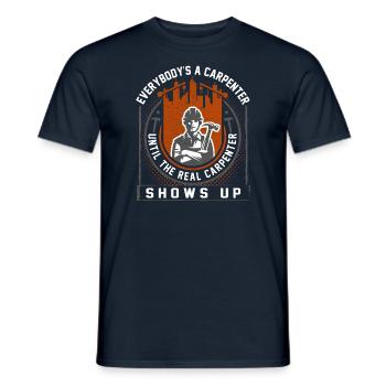 Le vrai charpentier montre un cadeau de menuisier - T-shirt homme - marine - Devant - AI Model Male 178 light (178cm)