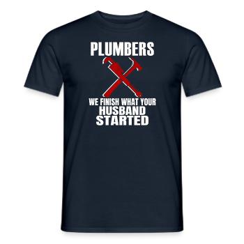 Plumbers We Finish What Your Husband Started - Männer T-Shirt - Navy - Vorne - AI Model Male 178 light (178cm)