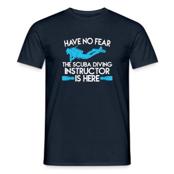 N'ayez pas peur Le moniteur de plongée est ici - T-shirt homme - marine - Devant - AI Model Male 178 light (178cm)