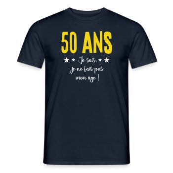 50 ANS Je sais, je ne fais pas mon âge (humour HF) - T-shirt homme - marine - Devant - AI Model Male 178 light (178cm)