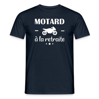 Motard à la retraite, idée cadeau, retraité motard - T-shirt homme - marine - Devant - AI Model Male 178 light (178cm)