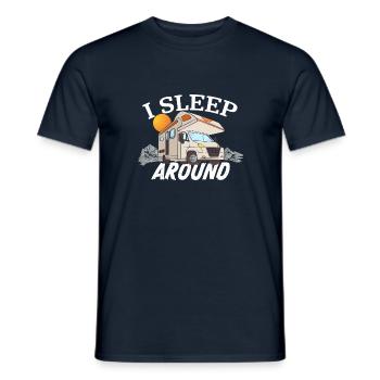 Ich schlafe herum | Lustiges RV & Wohnmobilbesitzergeschenk - Männer T-Shirt - Navy - Vorne - AI Model Male 178 light (178cm)