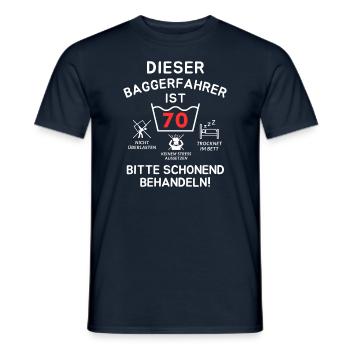 Ce conducteur de pelleteuse a 70 ans. - T-shirt homme - marine - Devant - AI Model Male 178 light (178cm)