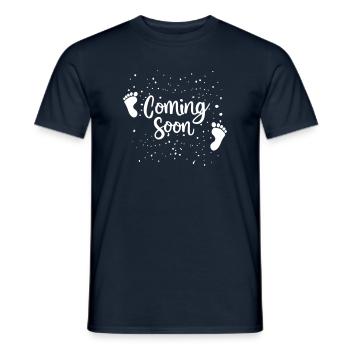 "Coming Soon" Geschenk, Geburtsanzeige - Männer T-Shirt - Navy - Vorne - AI Model Male 178 light (178cm)