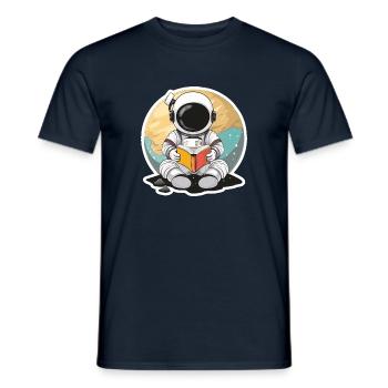 Astronaut im Weltall vor einem Planeten liest Buch - Männer T-Shirt - Navy - Vorne - AI Model Male 178 light (178cm)