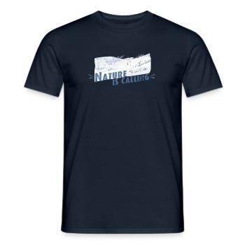 Nature is calling Winter Wonderland 2 - Männer T-Shirt - Navy - Vorne - AI Model Male 178 light (178cm)