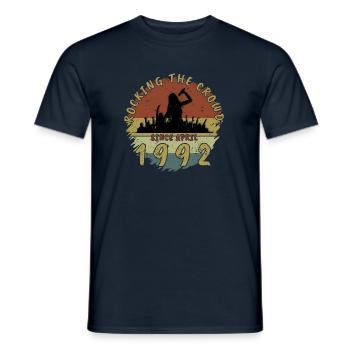 33. Geburtstag Rocking the crowd SNG 04/1992 - Männer T-Shirt - Navy - Vorne - AI Model Male 178 light (178cm)