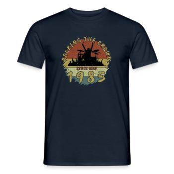 40. Geburtstag Rocking the crowd DRM 05/1985 - Männer T-Shirt - Navy - Vorne - AI Model Male 178 light (178cm)