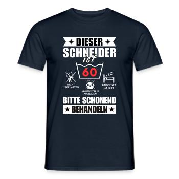 Dieser Schneider ist 60. Schonend behandeln - Männer T-Shirt - Navy - Vorne - AI Model Male 178 light (178cm)