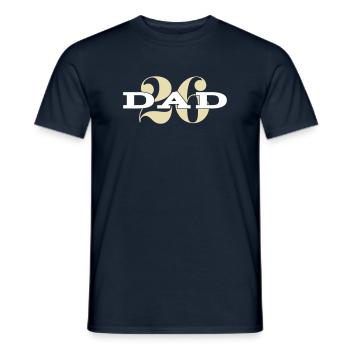 Dad 26 Baby Vater Vatertag Geschenk Papa 2026 - Männer T-Shirt - Navy - Vorne - AI Model Male 178 light (178cm)