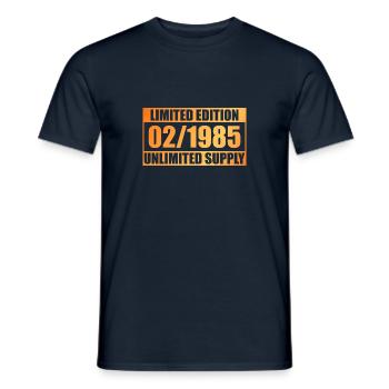 Édition Limitée 40ème Anniversaire - ꝏ Approvisionnement 02/1985 - T-shirt homme - marine - Devant - AI Model Male 178 light (178cm)