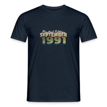 33e anniversaire Édition limitée (SCR) 09/1991 - T-shirt homme - marine - Devant - AI Model Male 178 light (178cm)