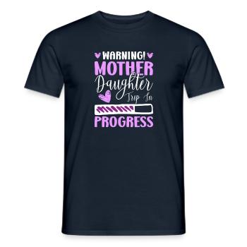 Drôle de voyage en famille entre mère fille - T-shirt homme - marine - Devant - AI Model Male 178 light (178cm)