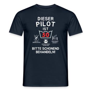 Dieser Pilot ist 50. Schonend behandeln - Männer T-Shirt - Navy - Vorne - AI Model Male 178 light (178cm)
