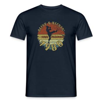 44. Geburtstag Alive and kickin since 12/1980 - Männer T-Shirt - Navy - Vorne - AI Model Male 178 light (178cm)