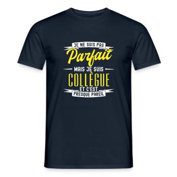 pas parfait mais collègue / cadeau humour collègue - T-shirt homme - marine - Devant - AI Model Male 178 light (178cm)