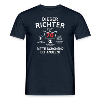 Ce juge a 70 ans. - T-shirt homme - marine - Devant - AI Model Male 178 light (178cm)