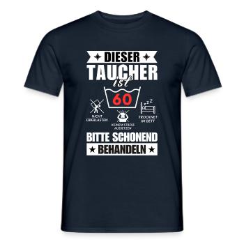 Dieser Taucher ist 60. Schonend behandeln - Männer T-Shirt - Navy - Vorne - AI Model Male 178 light (178cm)