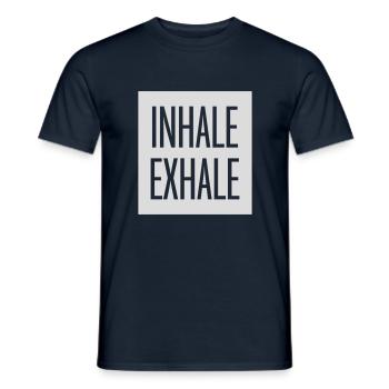 inhale exhale yoga Zitat - Männer T-Shirt - Navy - Vorne - AI Model Male 178 light (178cm)
