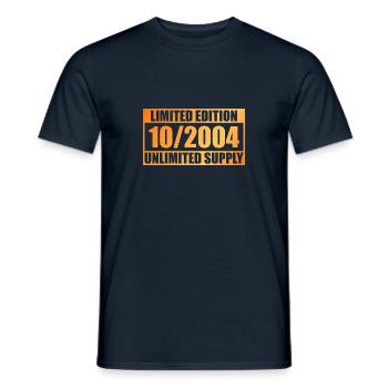 20th Anniversary Edition Limitée - ꝏ Approvisionnement 10/2004 - T-shirt homme - marine - Devant - AI Model Male 178 light (178cm)