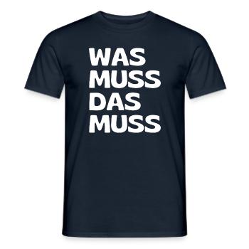 Was muss, das muss – typisch Deutscher Spruch - Männer T-Shirt - Navy - Vorne - AI Model Male 178 light (178cm)