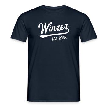 Winzer 2024 Ausbildung Prüfung Weinbauer Azubi - Männer T-Shirt - Navy - Vorne - AI Model Male 178 light (178cm)