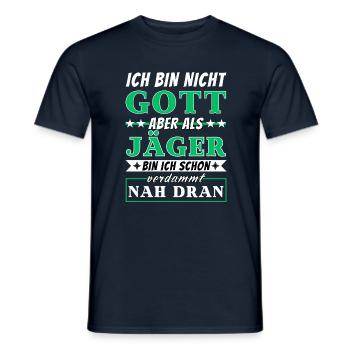 Ich bin nicht Gott aber als Jäger nah dran - Männer T-Shirt - Navy - Vorne - AI Model Male 178 light (178cm)