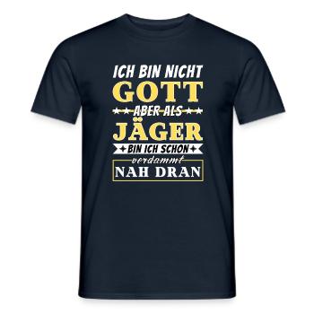 Ich bin nicht Gott aber als Jäger nah dran - Männer T-Shirt - Navy - Vorne - AI Model Male 178 light (178cm)