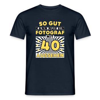 So gut kann nur ein Fotograf mit 40 aussehen - Männer T-Shirt - Navy - Vorne - AI Model Male 178 light (178cm)
