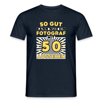 So gut kann nur ein Fotograf mit 50 aussehen - Männer T-Shirt - Navy - Vorne - AI Model Male 178 light (178cm)