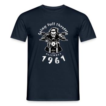 63. Geburtstag Going full throttle since 12/1961 - Männer T-Shirt - Navy - Vorne - AI Model Male 178 light (178cm)