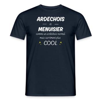 ardechois et menuisier ardechois plus cool - T-shirt homme - marine - Devant - AI Model Male 178 light (178cm)