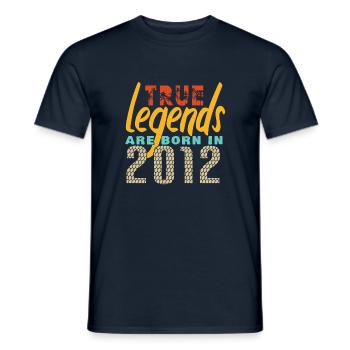 Die True Legends wurden 2012 geboren. Jahr 2025. - Männer T-Shirt - Navy - Vorne - AI Model Male 178 light (178cm)
