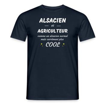 alsacien et agriculteur, alsacien plus cool - T-shirt homme - marine - Devant - AI Model Male 178 light (178cm)