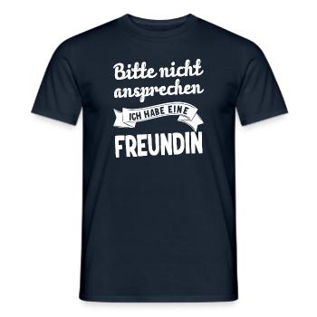 Bitte nicht ansprechen ich habe eine Freundin - Männer T-Shirt - Navy - Vorne - AI Model Male 178 light (178cm)