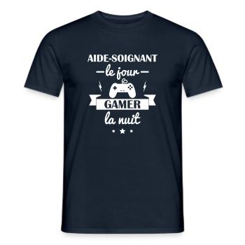 Aide soignant le jour gamer la nuit, idée cadeau - T-shirt homme - marine - Devant - AI Model Male 178 light (178cm)