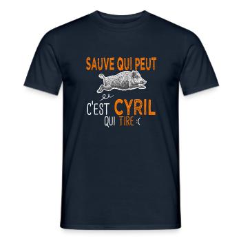 Cyril c est cyril qui tire Humour Chasseur - T-shirt homme - marine - Devant - AI Model Male 178 light (178cm)