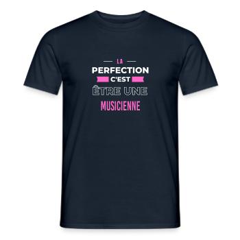 La perfection, c'est être une musicienne - T-shirt homme - marine - Devant - AI Model Male 178 light (178cm)