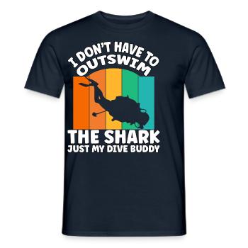 Funny Scuba Diving – Outswim the Shark Quote - Männer T-Shirt - Navy - Vorne - AI Model Male 178 light (178cm)