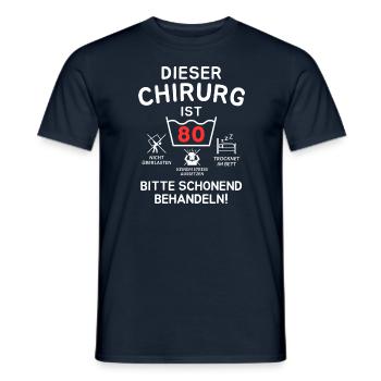 Ce chirurgien a 80 ans. - T-shirt homme - marine - Devant - AI Model Male 178 light (178cm)