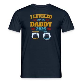 Passez au niveau supérieur pour Daddy 2025 - T-shirt homme - marine - Devant - AI Model Male 178 light (178cm)