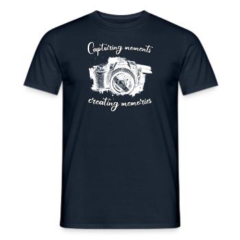 Capturer des moments, créer des souvenirs - T-shirt homme - marine - Devant - AI Model Male 178 light (178cm)