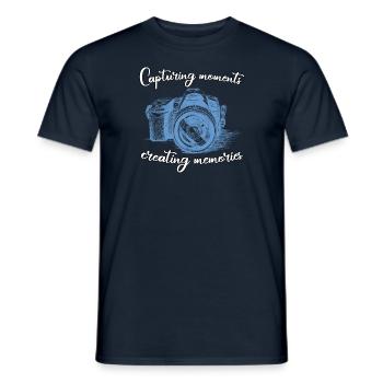 Capturer des moments, créer des souvenirs - T-shirt homme - marine - Devant - AI Model Male 178 light (178cm)
