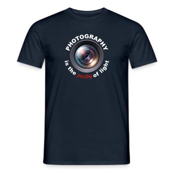 La photographie est la poésie de la lumière - T-shirt homme - marine - Devant - AI Model Male 178 light (178cm)
