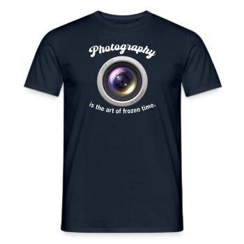 La photographie est l’art du temps figé - T-shirt homme - marine - Devant - AI Model Male 178 light (178cm)