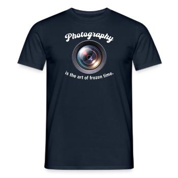 La photographie est l’art du temps figé - T-shirt homme - marine - Devant - AI Model Male 178 light (178cm)