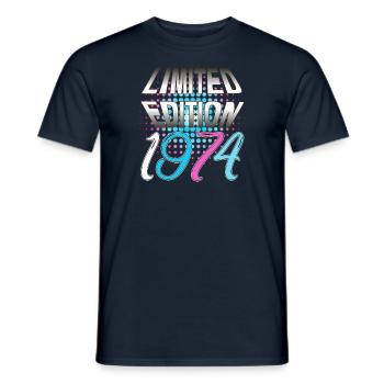 Édition limitée 1974 - T-shirt homme - marine - Devant - AI Model Male 178 light (178cm)