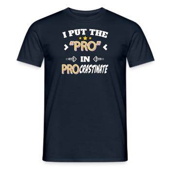 I Put the Pro in Procrastinate - Männer T-Shirt - Navy - Vorne - AI Model Male 178 light (178cm)
