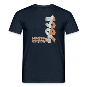 Design de plage en édition limitée de 1984 - T-shirt homme - marine - Devant - AI Model Male 178 light (178cm)